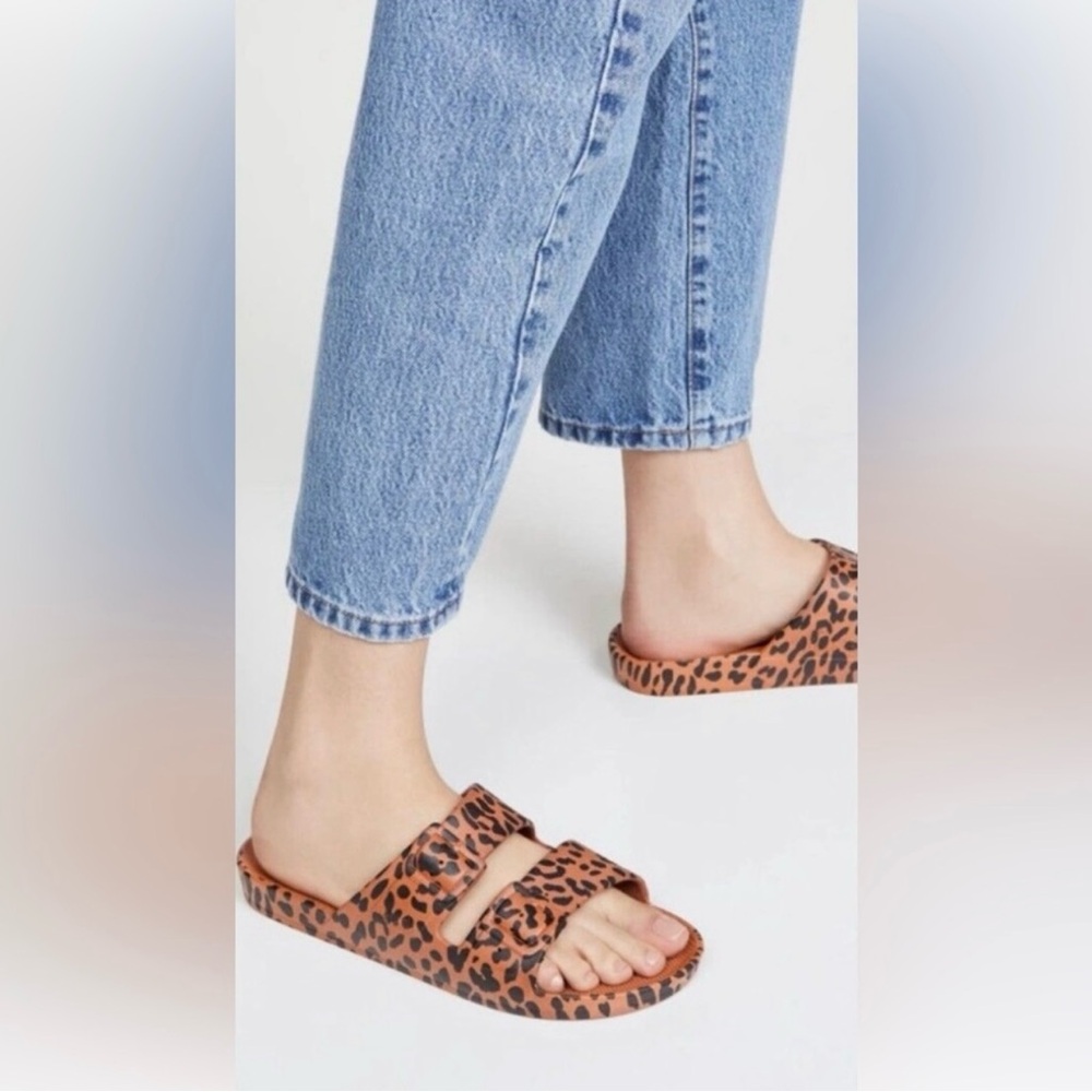 NWT Freedom Moses Leo Toffee Womens Leopard
Slip On Slide Sandals size 6-7